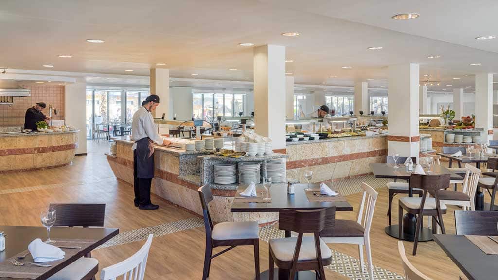 Enjoy a daily breakfast buffet with warm & cold dishes - H10 Casa del Mar - Hotel in Santa Ponsa - Bootcamp Mallorca - Fitness Holidays for Travelling Athletes